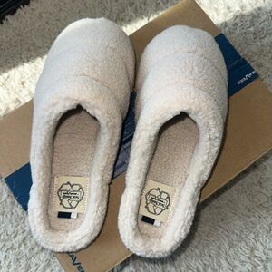 NWT SeaVees Slippers